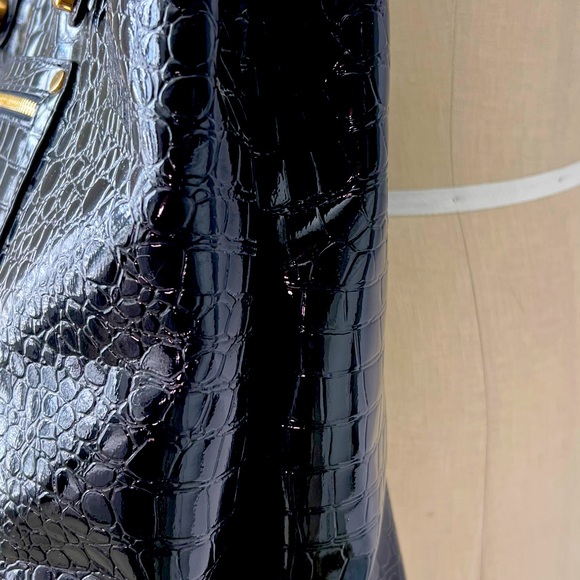 Knomo London Alligator Embossed Shiny Black Tote w Gold Hardware - Picture 3 of 8